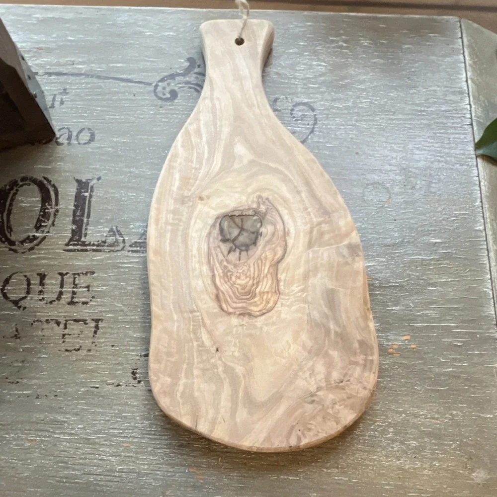 Medium Irregular Wood Cutting Board, Natural Grain, Hanging Hole, 30x18cm
